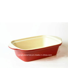 Esmalte de color rojo dos utensilios para hornear de cerámica